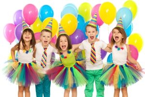 Glückwünsche und Dekoration zum Kindergeburtstag