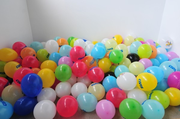 100 bunte große Luftballons Fehldrucke mit 95 cm Umfang 30 cm Durchmesser Neu
