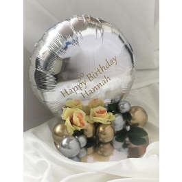 Tischdeko Happy Birthday beschriftet mit Namen und Jahreszahl 