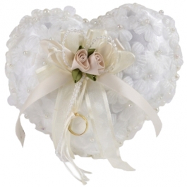 Herzförmiges Ringkissen in Créme mit Perlen, Blumen und Ring