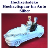 dekoration-hochzeit-hochzeitspaar-im-auto-silber
