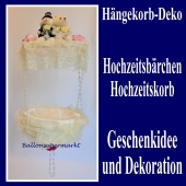 haengekorb-dekoration-hochzeit-baerchenpaar-mit-rueschen-geschenkkorb-dekoration-hochzeit