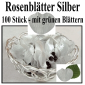 Silberne Rosenblätter mit grünen Blättern