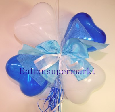 Ballondekoration-Herzballons-mit-Ringelband-und-Zierschleife-in-Blau-Weiss