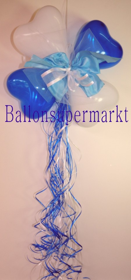 Dekoration-aus-Herzluftballons-mit-Zierschleife-Farben-Blau-Weiss