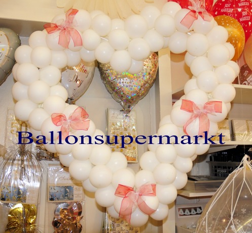 Hochzeit-Dekoration-Herz-aus-Luftballons-Weiss-vom-Ballonsupermarkt