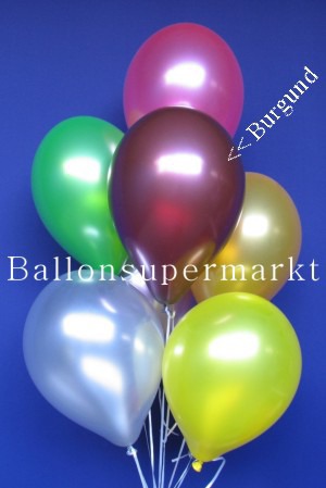 Metallicfarbene Luftballons in Burgund