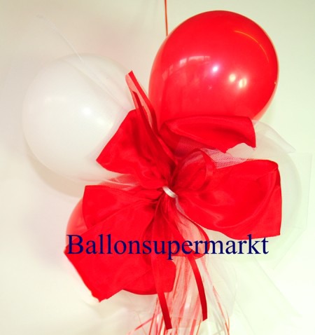 Dekoration-aus-Luftballons-zu-Hochzeit-Liebe-in-Farben-Weiss-Rot
