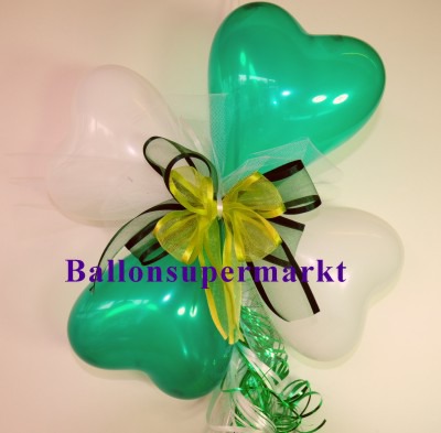 Ballondekoration-Herzballons-mit-Ringelband-und-Zierschleife-in-Gruen-Weiss