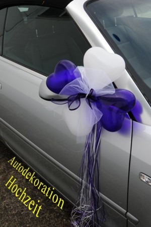 Hochzeitsauto-Dekoration-mit-Mini-Herzluftballons