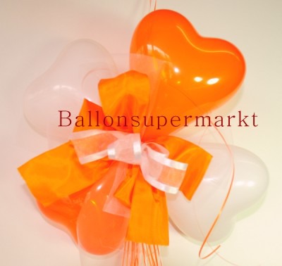 Ballondekoration-Herzballons-mit-Ringelband-und-Zierschleife-in-Orange-Weiss