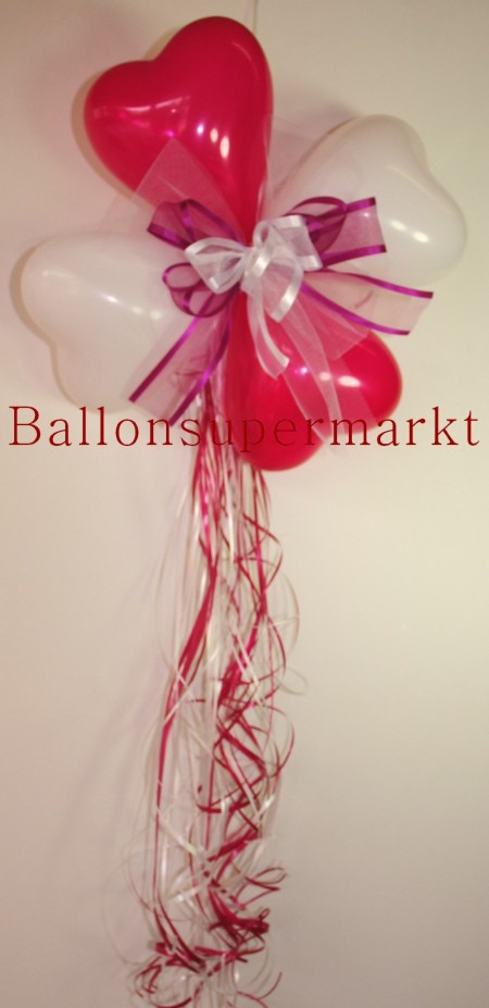 Dekoration-aus-Herzluftballons-mit-Zierschleife-Farben-Weiss-Rot