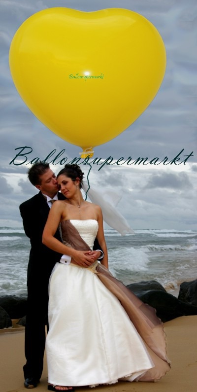 Riesen-Herzluftballon-350er-Gelb-Hochzeitspaar-am-Meer