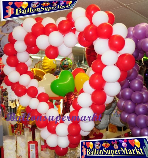 Hochzeit-Dekoration-Herz-aus-Luftballons-Rot-Weiss-vom-Ballonsupermarkt