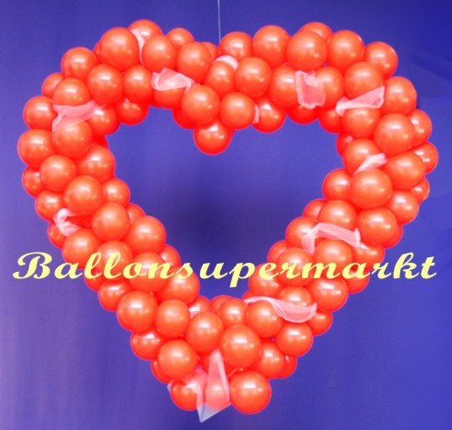 Herz-aus-Luftballons-in-Rot-Dekoration-Hochzeit