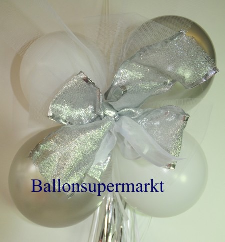 Dekoration-aus-Luftballons-zu-Hochzeit-Liebe-in-Farben-Weiss-Gruen